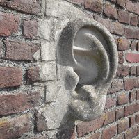 Kunst: Ohr an Backsteinmauer